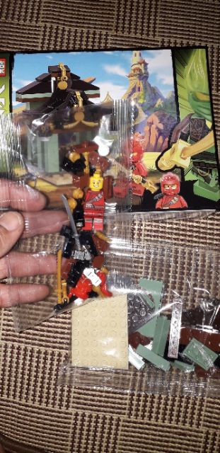Lắp ráp 1 hộp LegoNinja Ngôi đền 61031 có nhiều chi tiết bằng nhựa ABS