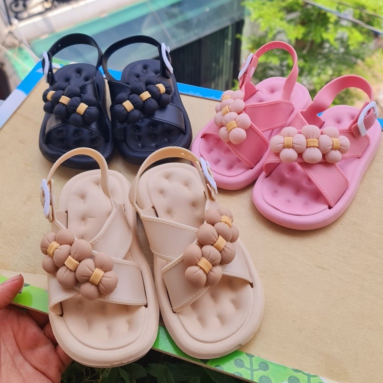 Giày nút cài cho bé gái quai chéo hoa cúc nút cài siêu xinh