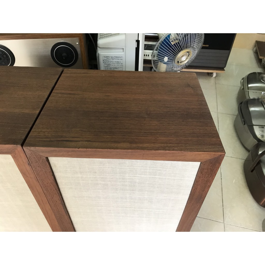 Loa Ar3a căng vải trắng