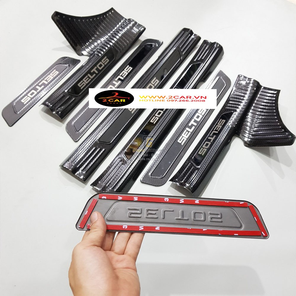 Ốp bậc cửa chân trong, ngoài xe Kia Seltos 2020- 2021, mẫu cacbon cao cấp
