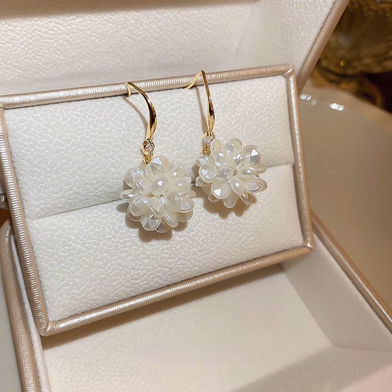 Khuyên Tai Hình Cánh Hoa Đính Ngọc Trai Nhân Tạo Thời Trang