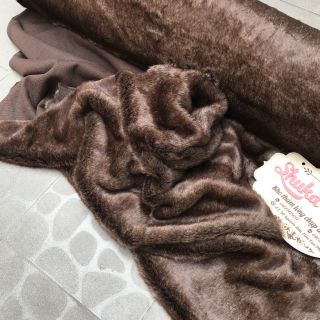 Thảm lông chụp hình nâu socola