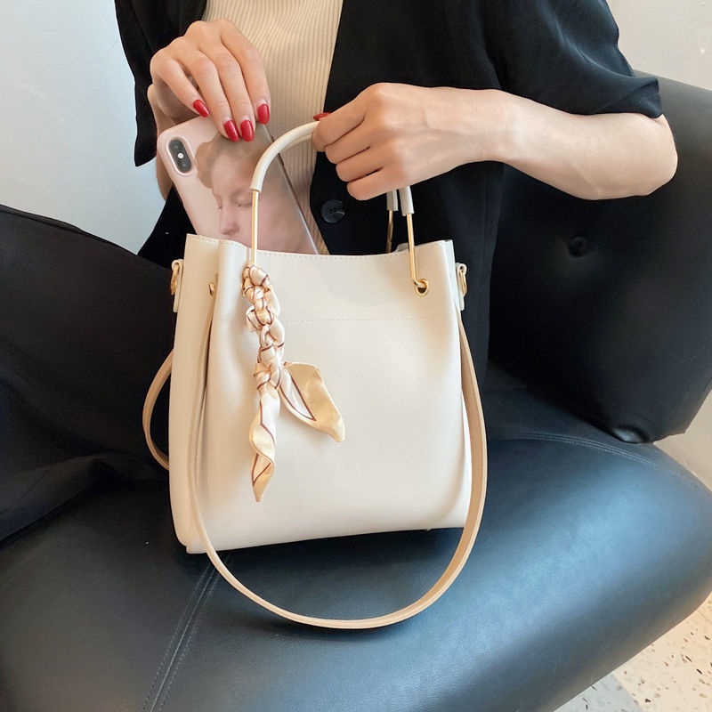 Túi đeo chéo IELGY hình xô bằng da PU phối lụa thiết kế đơn giản thời trang dễ phối đồ