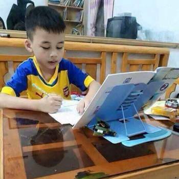 Sỉ giá đỡ sách chống cận thị cho bé