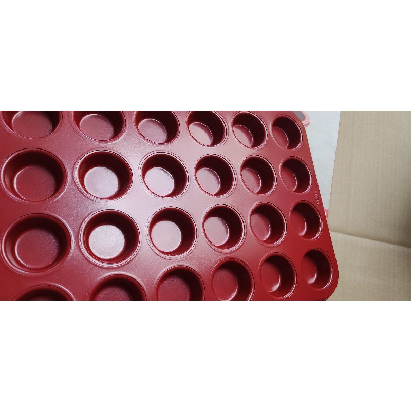 Khay Đỏ Cupcake 24 Ô Breadleaf 37.8 x 25.8cm