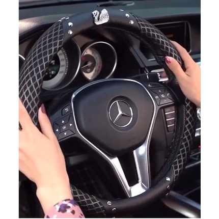 Bọc vô lăng xe ô tô đính đá kẻ lưới sang chảnh logo vương miện-thiên nga size 38cm