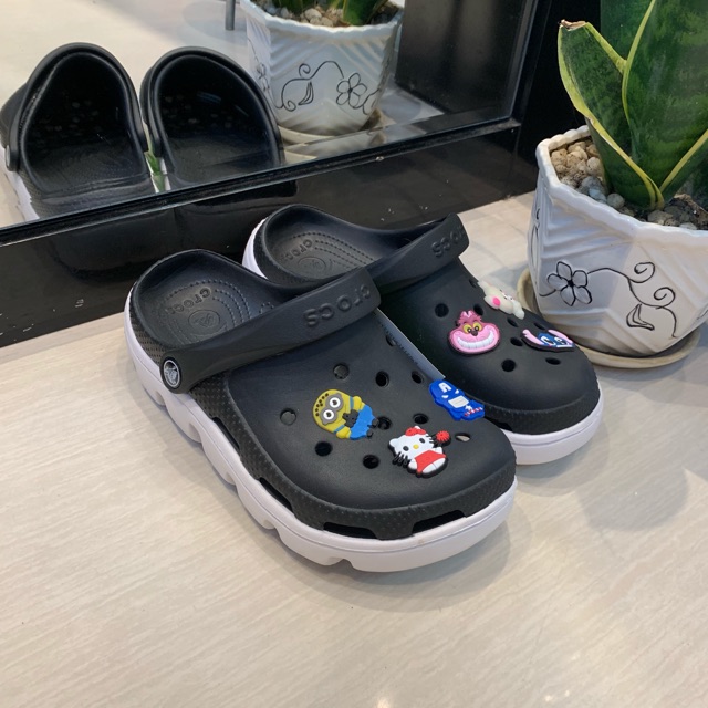 . | Ảnh Thật +Tặng Kèm 10 Sticker | Chuẩn Dép Cá Sấu Đen Đế Trắng uy tín P hot