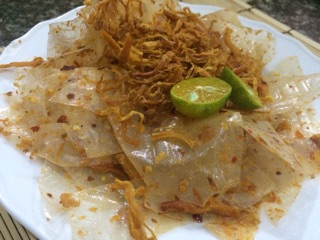 Bánh tráng sa tế khô gà.
