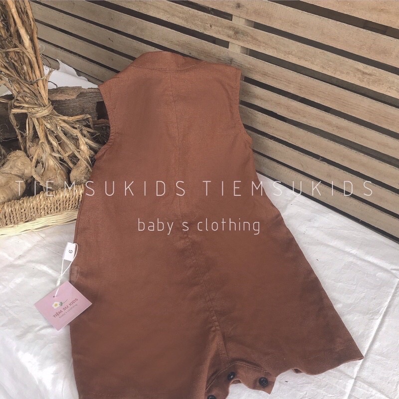 Suit liền thân cổ tàu kèm nón cho bé trai linen màu nâu