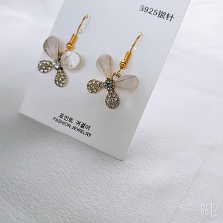 Bông tai cánh bướm