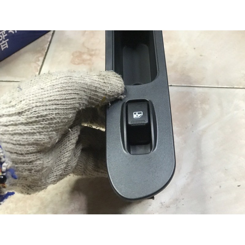Ô tô phụ kiện điện ô tô công tắc lên xuống kính đơn kia k165 thân dài sản phẩm của Hàn Quốc hỗ trợ lắp ráp tại Hà Nội