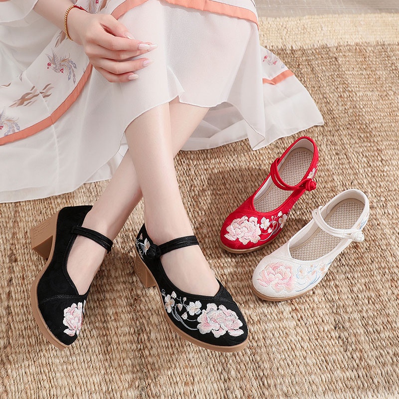 Giày đế vuông thêu hoa dây cài GC021