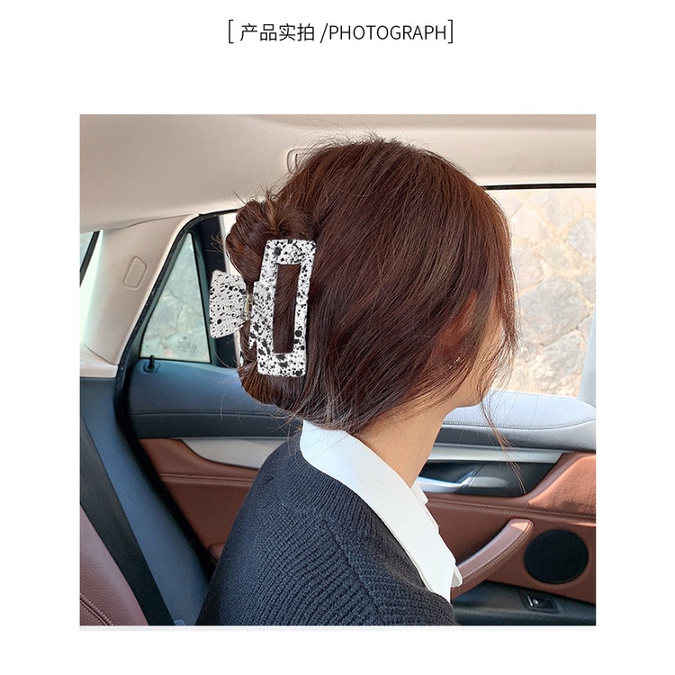 Kẹp tóc họa tiết bò sữa đen trắng