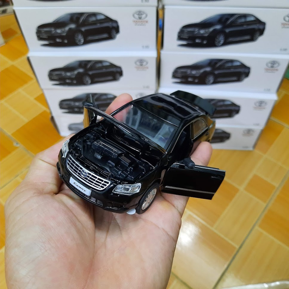 Xe đồ chơi ô tô mô hình camry 2.4G đồ chơi trẻ em bằng sắt có âm thanh và đèn mở được cửa