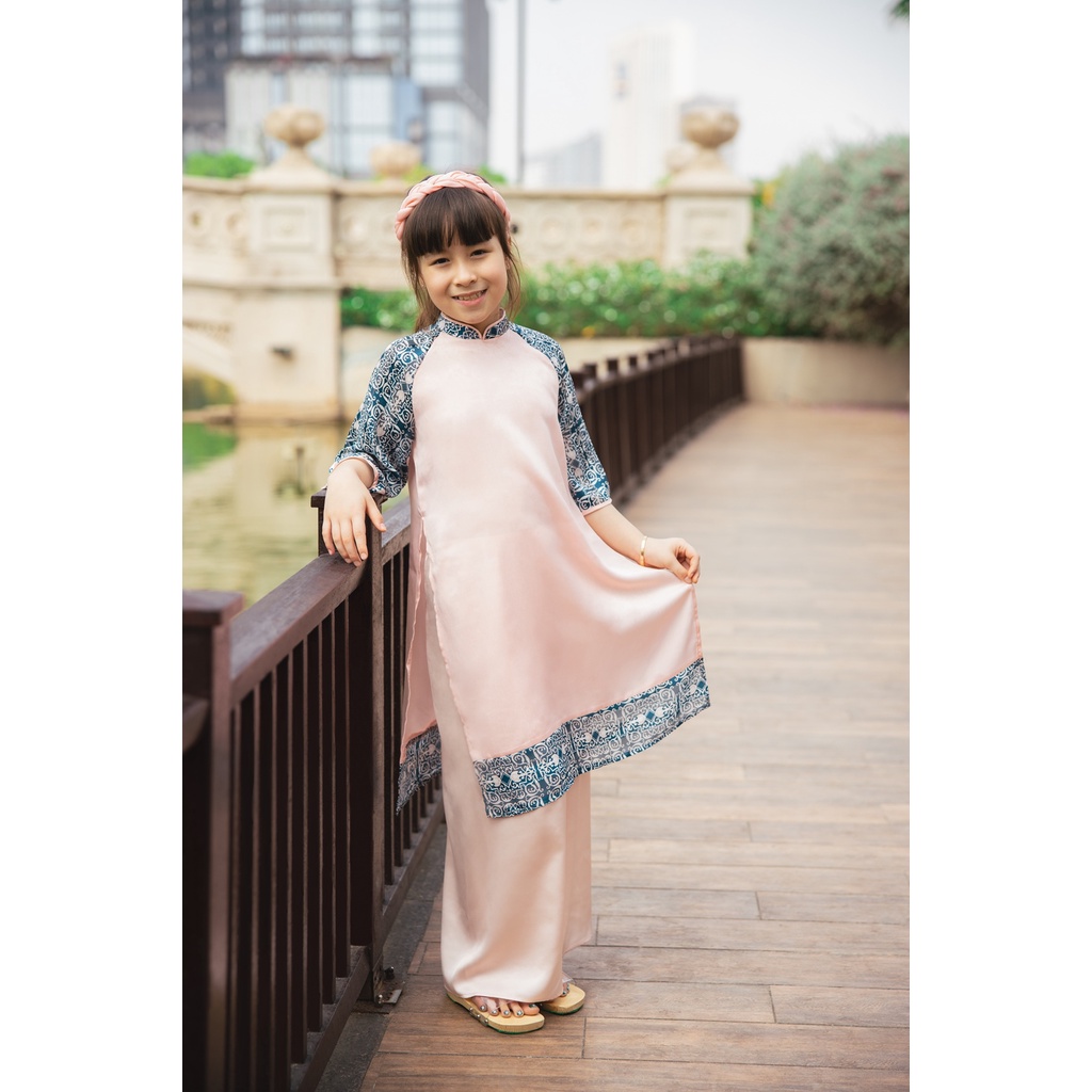 Áo dài cho bé gái BYZU, kiểu áo dài cách tân phối tay họa tiết cổ điển, chất liệu lụa cao cấp