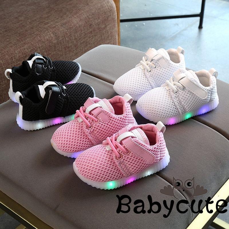 Giày thể thao có đèn LED năng động cho bé