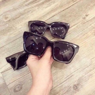 Mắt kính V đen size lớn