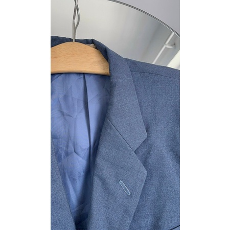 Blazer xanh có đệm vai đứng form thời trang sang trọng và lịch lãm.