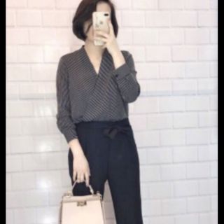 Sale Áo sơ mi cổ vạt chéo