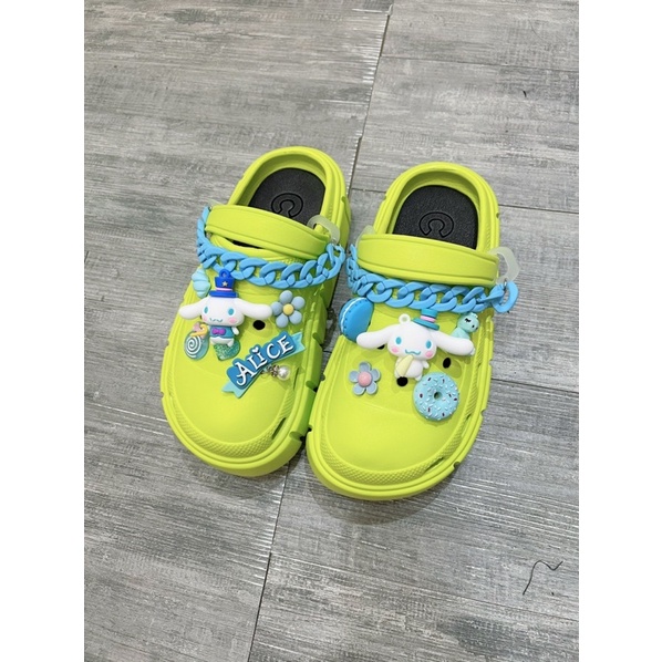 Dép Crocss cao 5cm tặng kèm charm Hello kitty , thỏ cinnamoroll