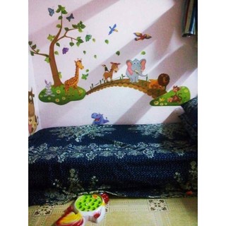 decal dán tường thú qua cầu