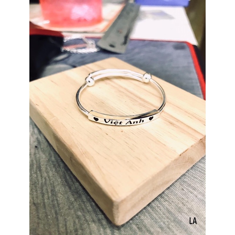 Lắc khắc tên theo yêu cầu cho bé