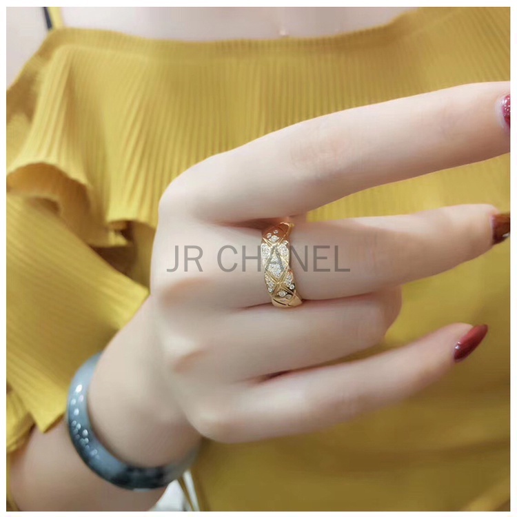 2022 New Best Seller Coco Crush Ring Quilted Motif, Small Version 18k Beige Gold with Diamonds