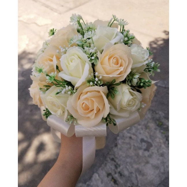 Bó hoa cưới cầm tay cô dâu hoa hồng sáp trắng, cam pastel, kem. Tặng kèm hoa cài áo chú rể. Có lớn big size