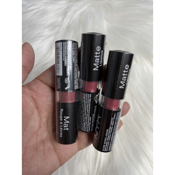Son lì có dưỡng NYX MATTE LIPSTICK PERFECT màu 09 và 15. Hồng da