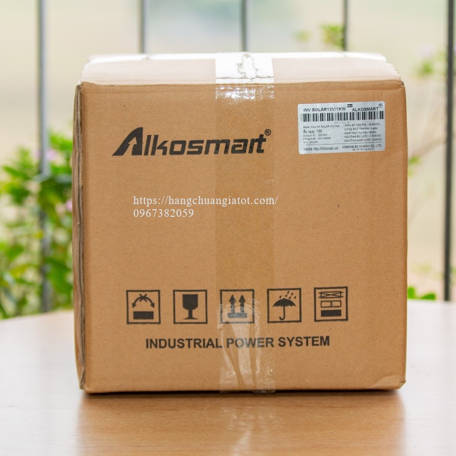 Máy hòa lưới điện tấm pin năng lượng mặt trời Inverter Solar 12V/1.000W Nhật Bản kiêm sạc bình ắc quy