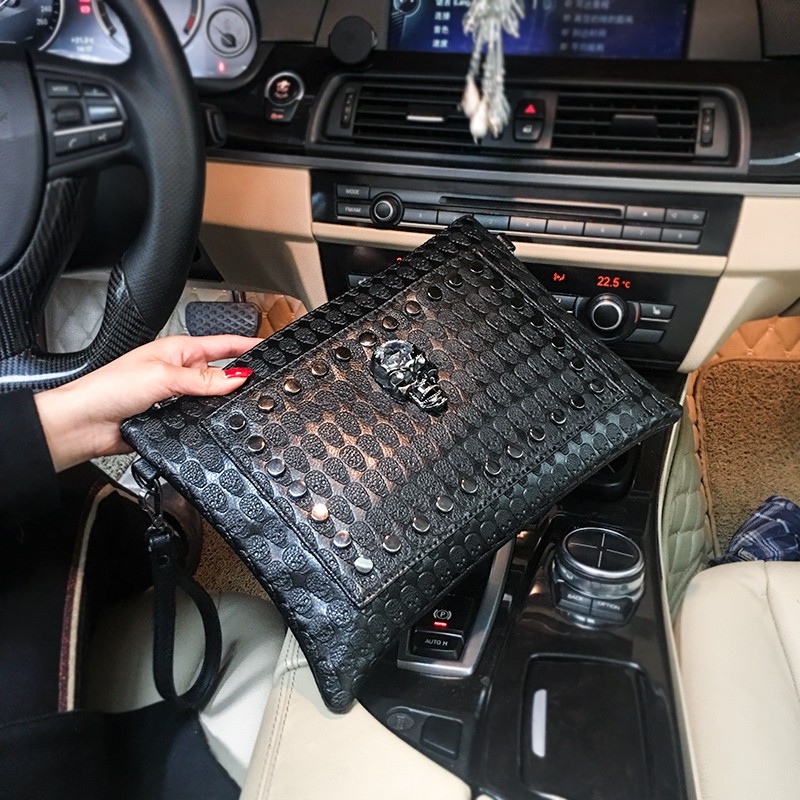 Túi clutch cầm tay đính đinh tán cá tính cho nam nữ | BigBuy360 - bigbuy360.vn