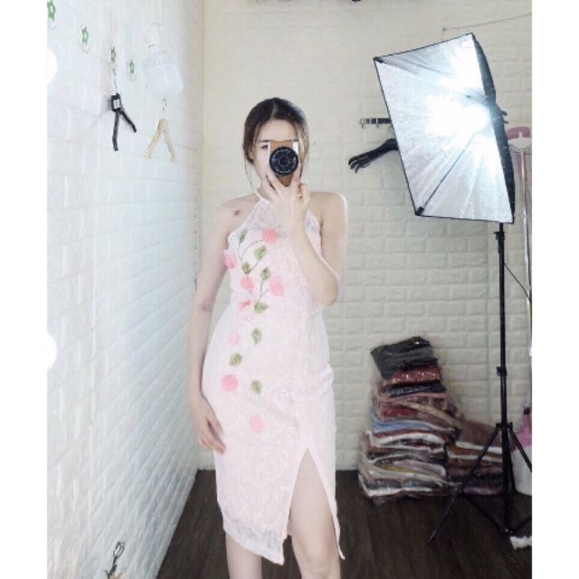 Đầm ren cổ yếm đính hoa
