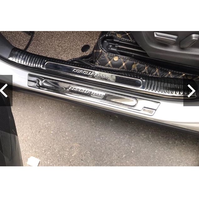 Ốp bậc cửa, Nẹp bước chân trong, ngoài Toyota Cross 2020-2021- 2022- 2023, Hàng Titan xịn - Mẫu 1