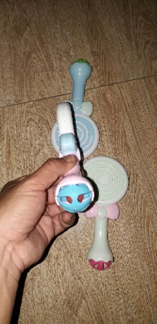 Chiếc lục lạc hình que kem bằng nhựa rất đep