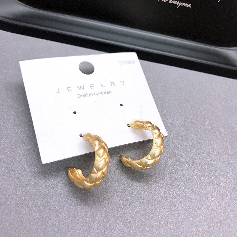 Khuyên tai mạ vàng có sẵn