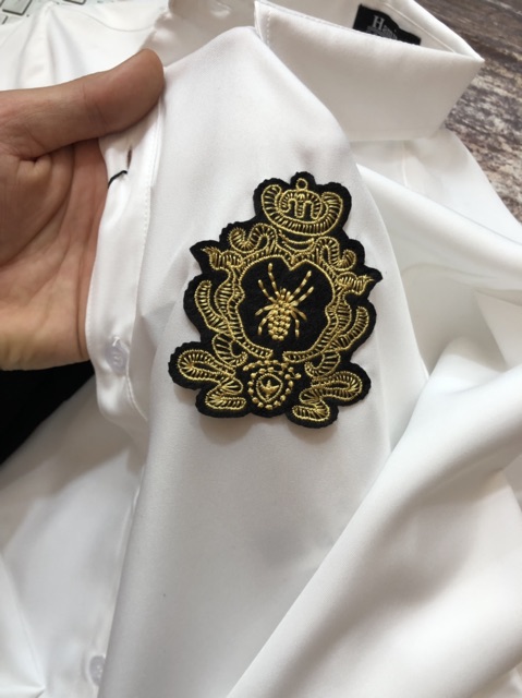 Sơ Mi Trắng Phối Họa Tiết Thêu Nhện Vàng cao cấp Vải Lụa Chống Nhăn Không Xù | BigBuy360 - bigbuy360.vn