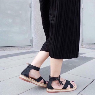 Sandal su đế đúc