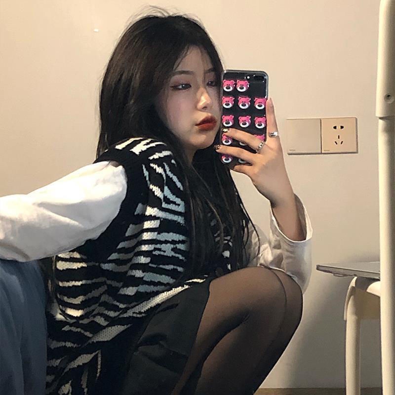 Set áo thun tay dài cổ chữ V họa tiết ngựa vằn và áo len không tay phong cách retro đơn giản cho nữ