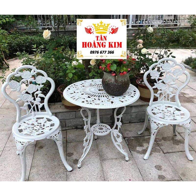 Bàn ghế sân vườn nhôm đúc hoa hồng 2 ghế 1 bàn màu trắng kem