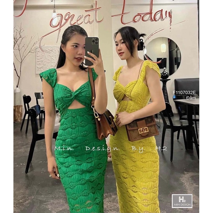 Đầm ôm body khoét xoắn ngực chun vai