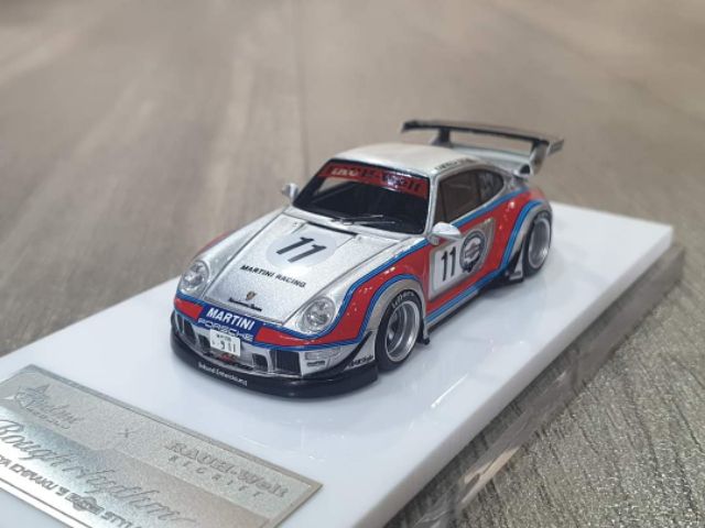 Xe Mô Hình Porsche 911 (993) Rauh-Welt Begriff Rough Rhythm-Martini&lt;br&gt;&lt;br&gt;-Tỉ lệ : 1:64 &lt;br&gt;- Hãng sản xuất : Fuelme ( Bạc )