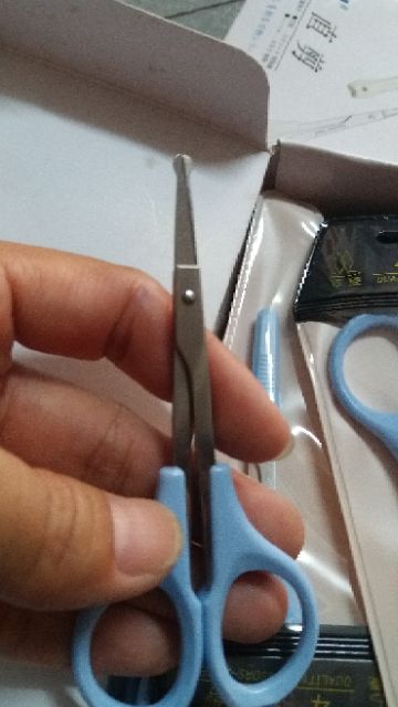 Kéo nhỏ tỉa chân mày, cắt lông mũi