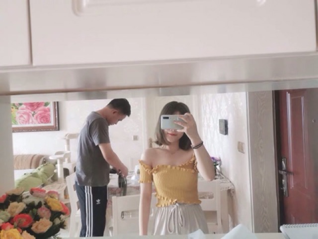 Croptop bẹt vai giống chị Nhã