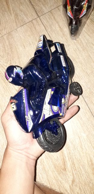 Chiếc xe mô tô mô hình bằng nhựa chạy chớn kích thước 22x15x8 cm