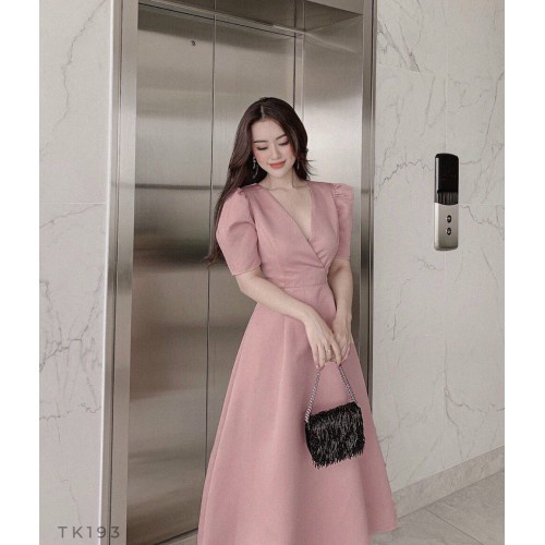 ĐẦM XOÈ CỔ V TAY PHỒNG CÁCH ĐIỆU