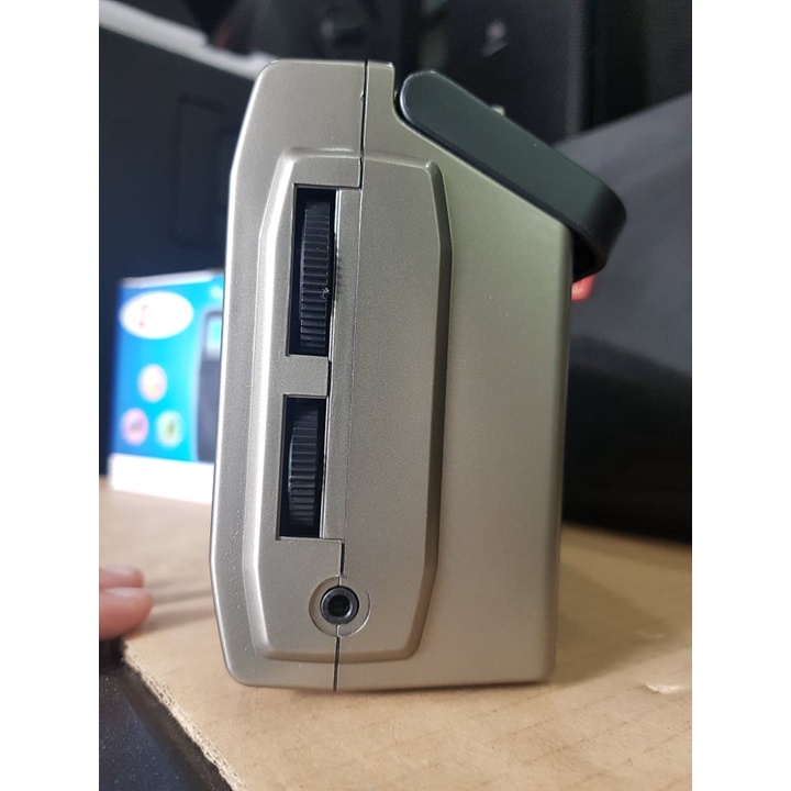 Đài Radio Fepe FP-1372U: Đài sạc pin. Thu sóng 3 kênh FM,AM,SW. Có cổng SD, USB, Thẻ nhớ