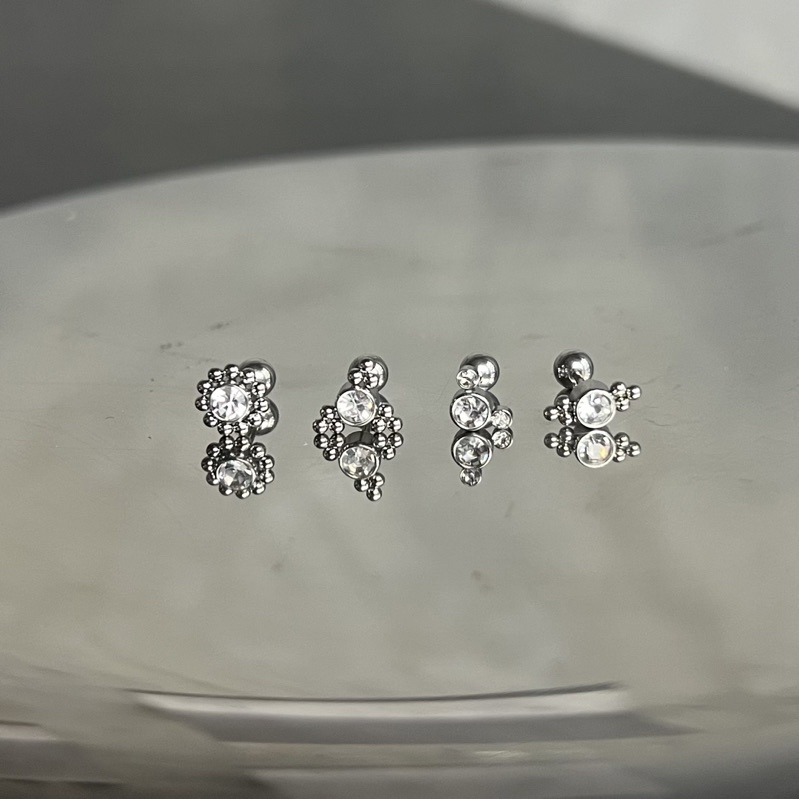 Khuyên tai thép y tế đính đá zircon lấp lánh