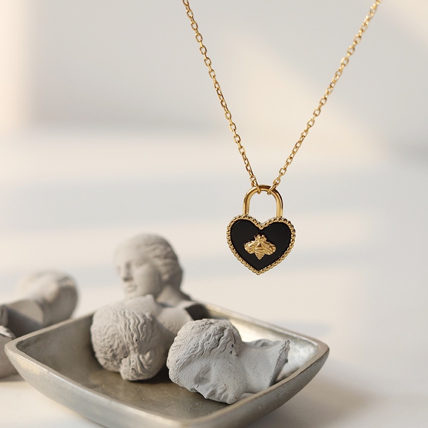 Dây chuyền titan ô khóa trái tim chạm nổi hình con ong không gỉ WN2210