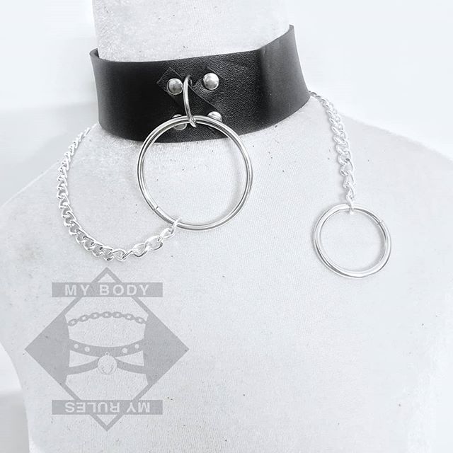 Choker // Dây da đeo cổ có xích.