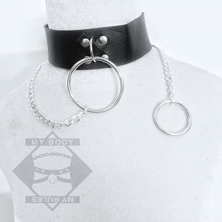Choker // Dây da đeo cổ có xích.